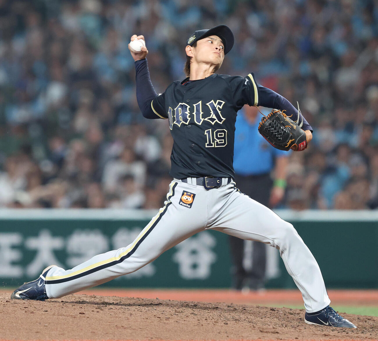 西武対オリックス　8回裏、力投する山岡泰輔（撮影・河田真司）