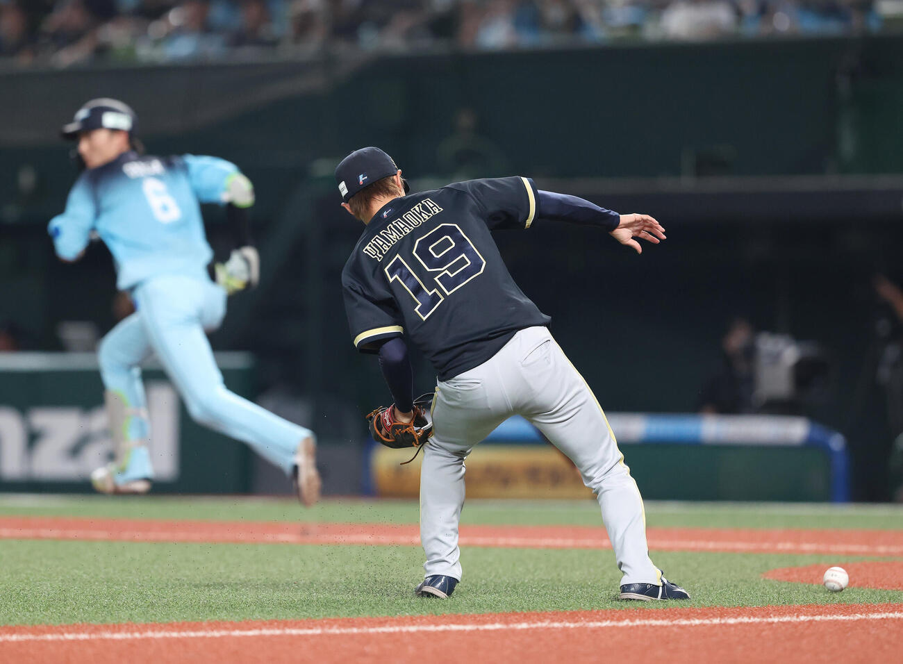 西武対オリックス　8回裏西武無死二塁、源田壮亮に出塁を許す山岡泰輔（撮影・河田真司）