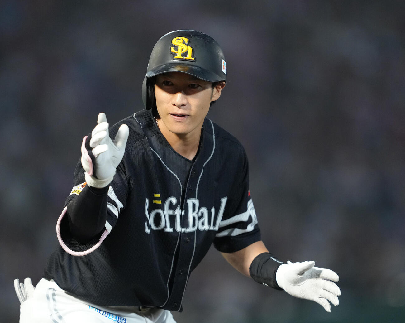 楽天対ソフトバンク　4回表ソフトバンク1死三塁、柳田悠岐は右前適時打を放ちベンチにポーズ（撮影・足立雅史）