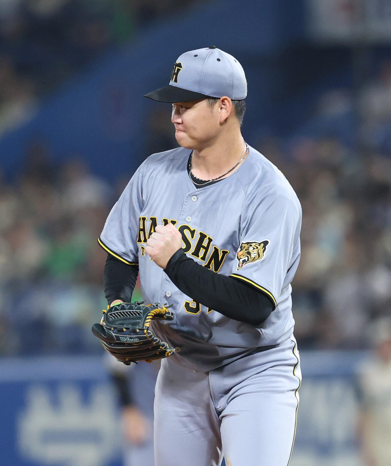 ヤクルト対阪神　6回裏2死一、二塁、宮本丈を三振に抑えガッツポーズをする及川雅貴（撮影・増田悦実）