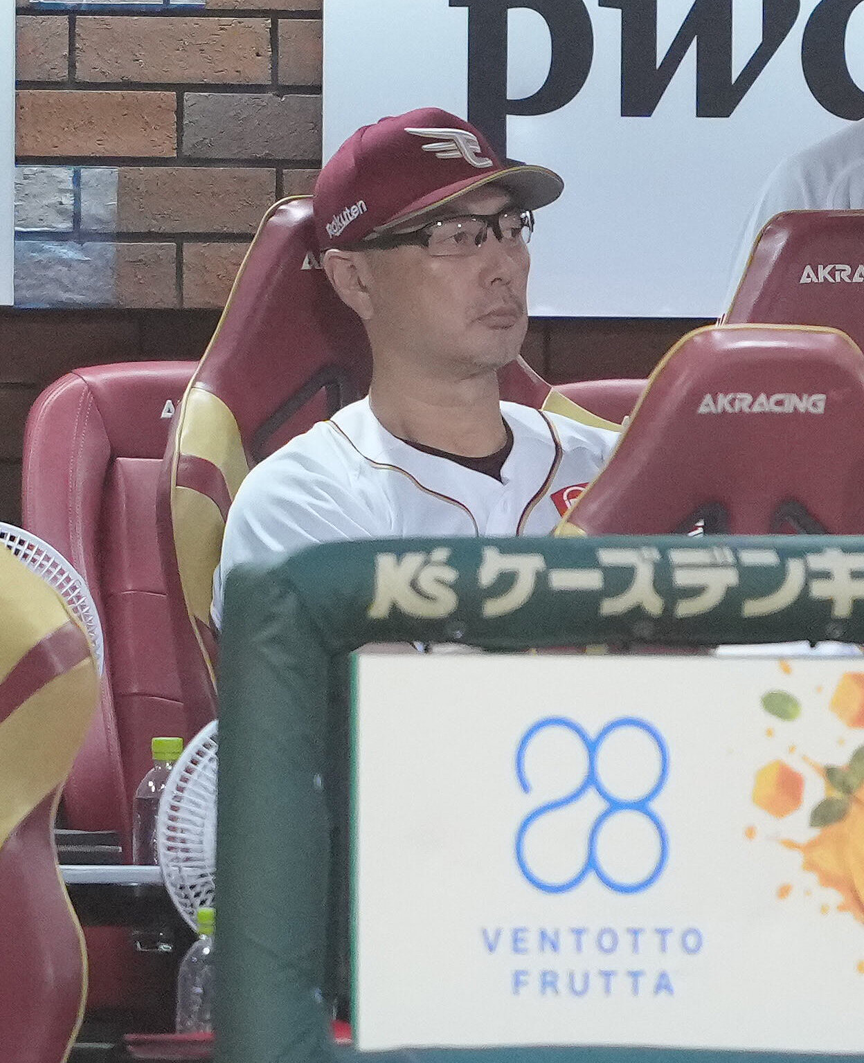 楽天対ソフトバンク　戦況を見つめる楽天吉井理人監督（撮影・足立雅史）