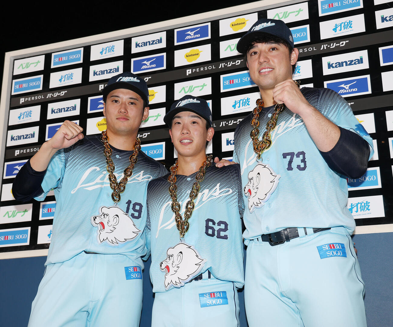 西武対オリックス　オリックスに勝利しガッツポーズで写真に納まる西武の、左から佐藤隼輔、滝沢夏央、林安可（撮影・河田真司）