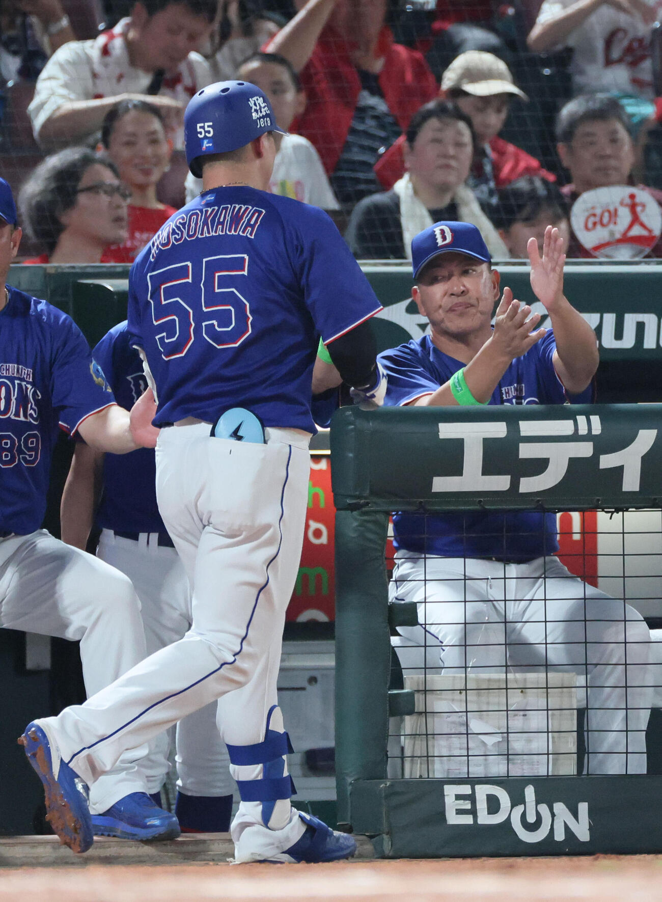 広島対中日　5回表中日2死、右越え本塁打を放った細川成也を迎える井上一樹監督（撮影・加藤孝規）