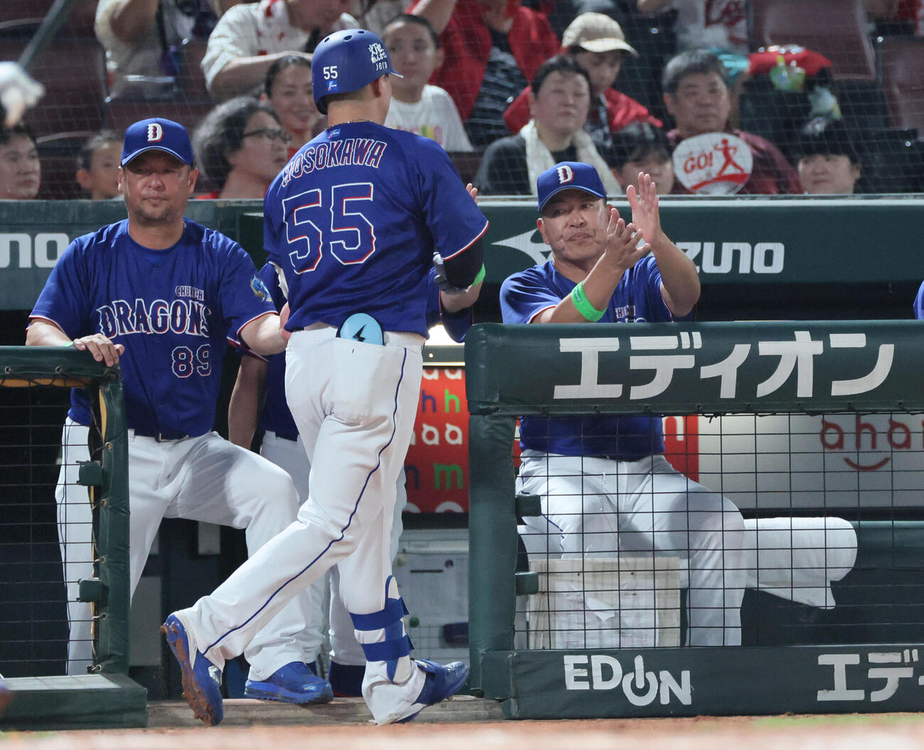 広島対中日　5回表中日2死、右越え本塁打を放った細川成也を迎える井上一樹監督（撮影・加藤孝規）