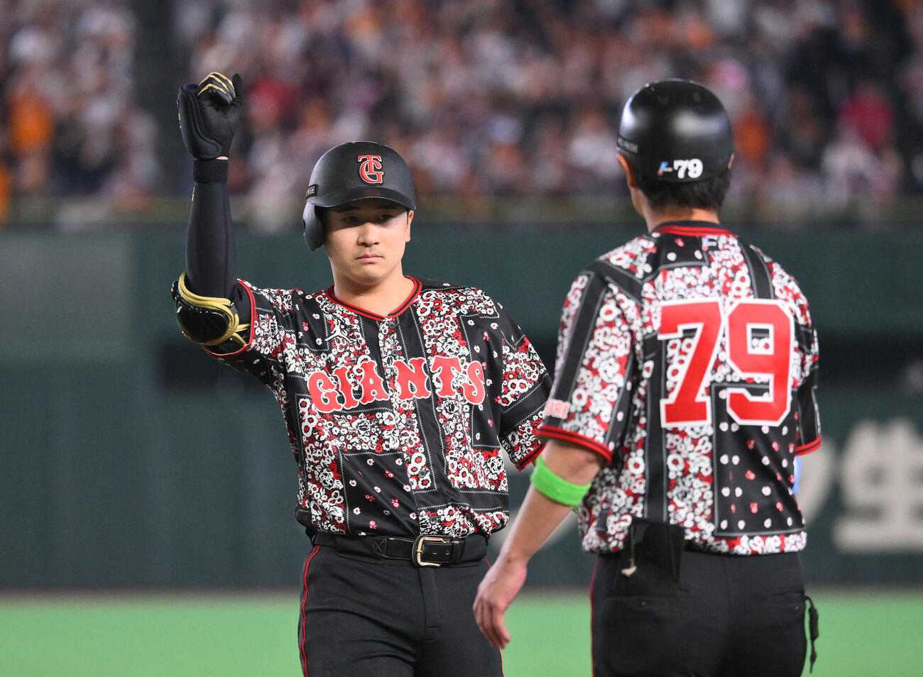 巨人対DeNA 6回裏巨人無死満塁、泉口友汰（左）は2点適時打を放ちポーズを決める（撮影・滝沢徹郎）