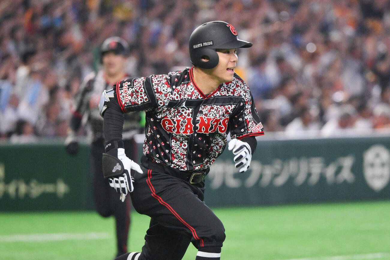 巨人対DeNA 6回裏巨人2死満塁、佐々木俊輔は2点適時打を放つ（撮影・滝沢徹郎）