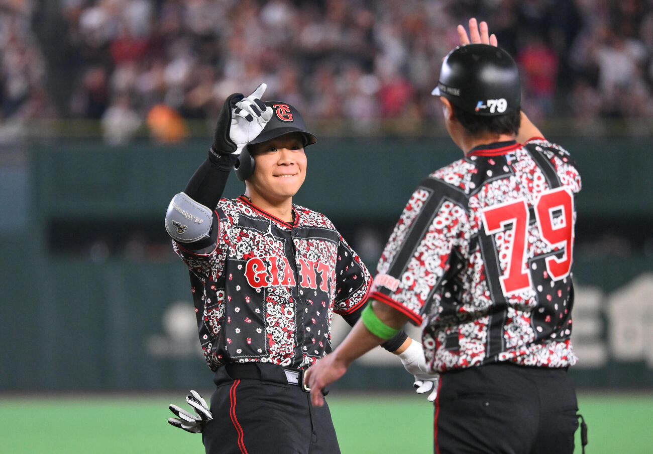 巨人対DeNA 6回裏巨人2死満塁、佐々木俊輔（左）は2点適時打を放ちポーズを決める（撮影・滝沢徹郎）