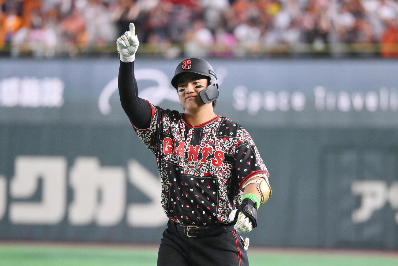 巨人対DeNA 6回裏巨人2死満塁、石塚裕惺は遊撃適時内野安打を放ちポーズを決める（撮影・滝沢徹郎）