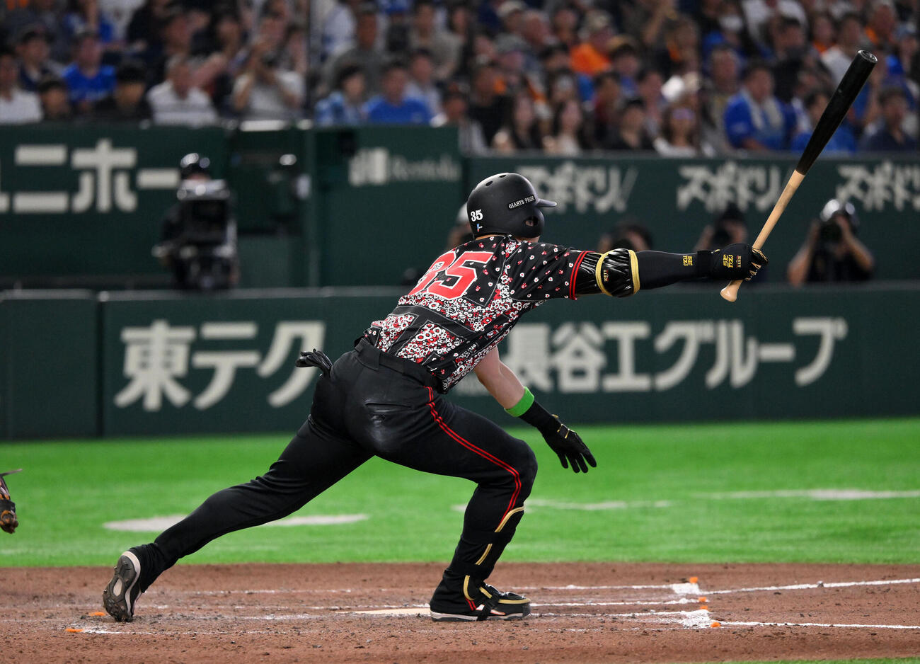 巨人対DeNA 6回裏巨人無死満塁、泉口友汰は2点適時打を放つ（撮影・滝沢徹郎）