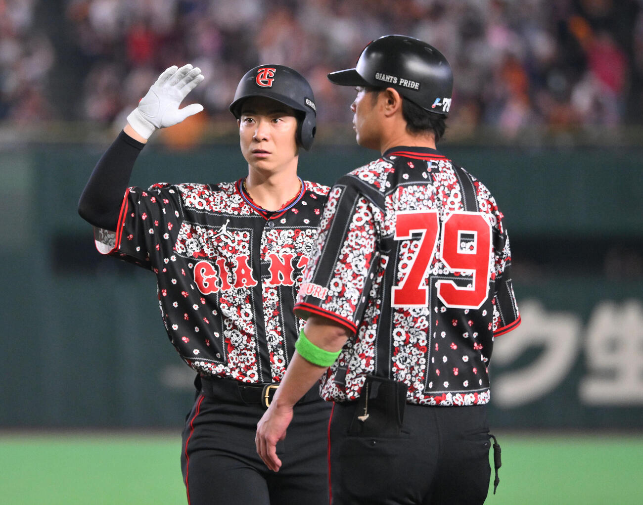 巨人対DeNA 6回裏巨人無死満塁、松本剛（左）は適時打を放ちポーズを決める（撮影・滝沢徹郎）