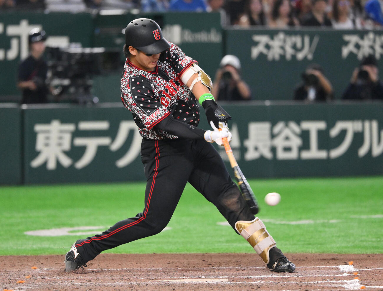 巨人対DeNA 6回裏巨人2死満塁、石塚裕惺は遊撃適時内野安打を放つ（撮影・滝沢徹郎）