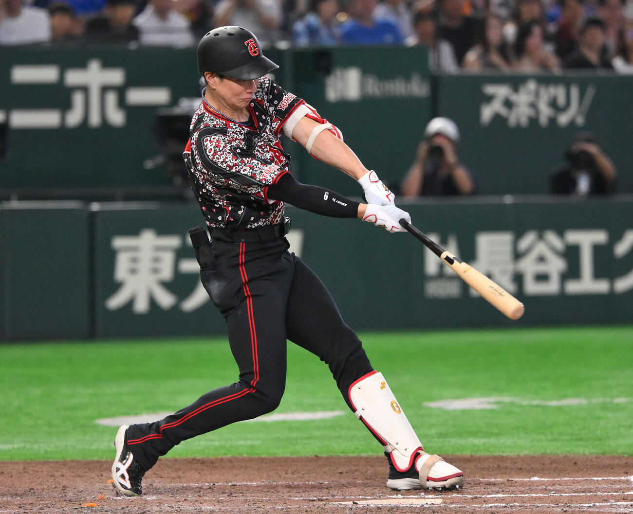 巨人対DeNA 6回裏巨人無死満塁、松本剛は適時打を放つ（撮影・滝沢徹郎）