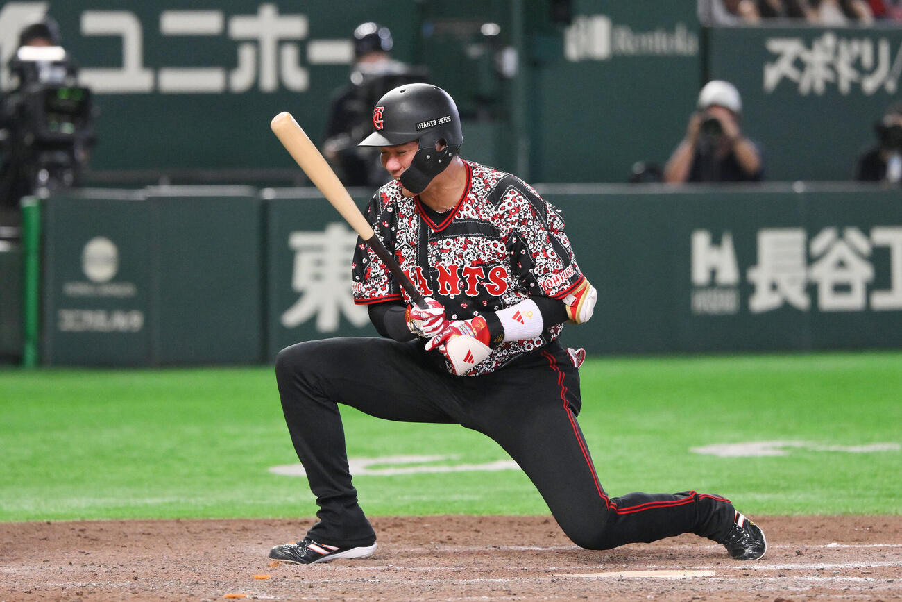 巨人対DeNA 8回裏巨人2死満塁、空振り三振に倒れ悔しがる代打坂本勇人（撮影・滝沢徹郎）