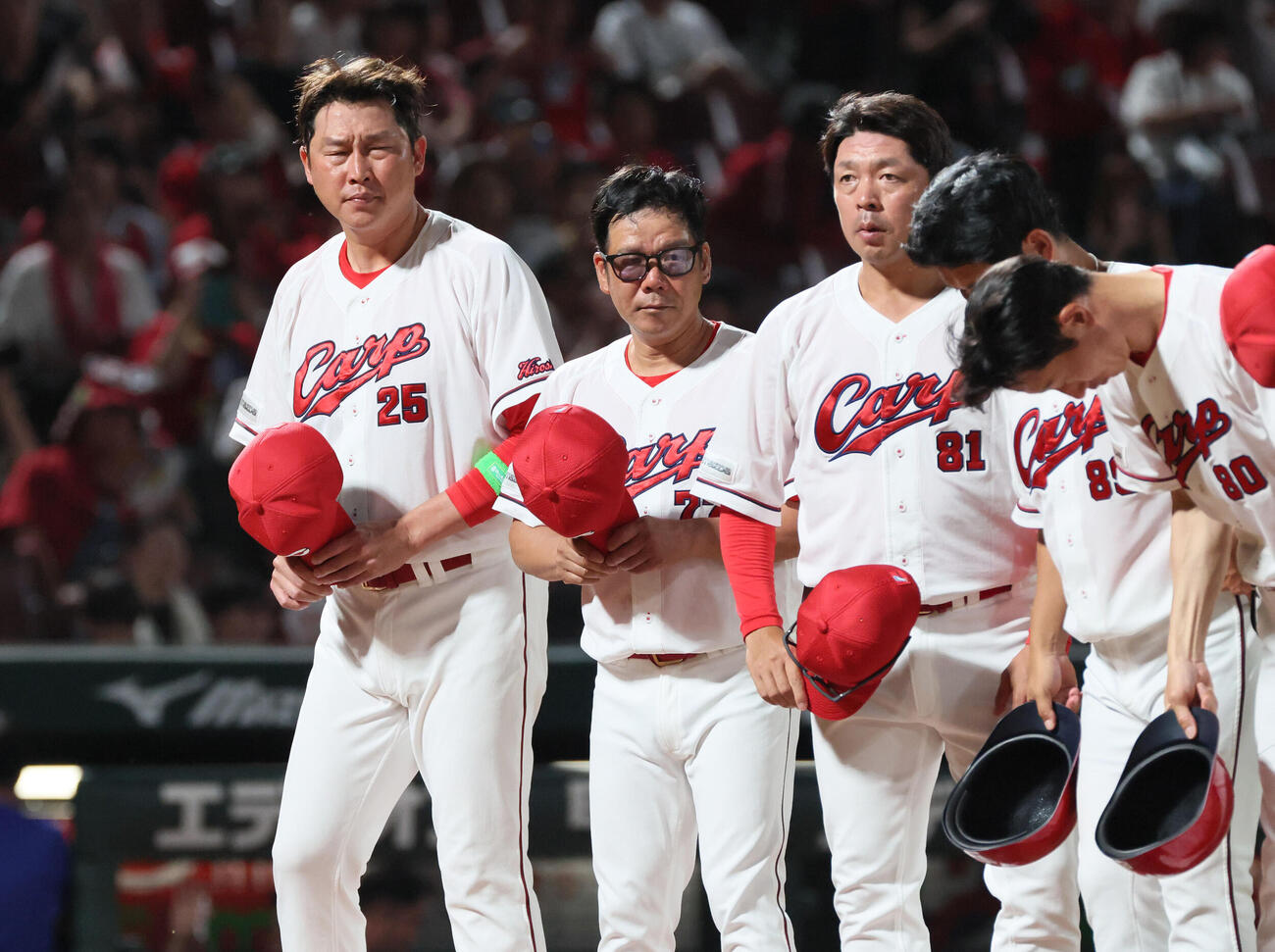 広島対中日　敗れた新井貴浩監督（左）（撮影・加藤孝規）