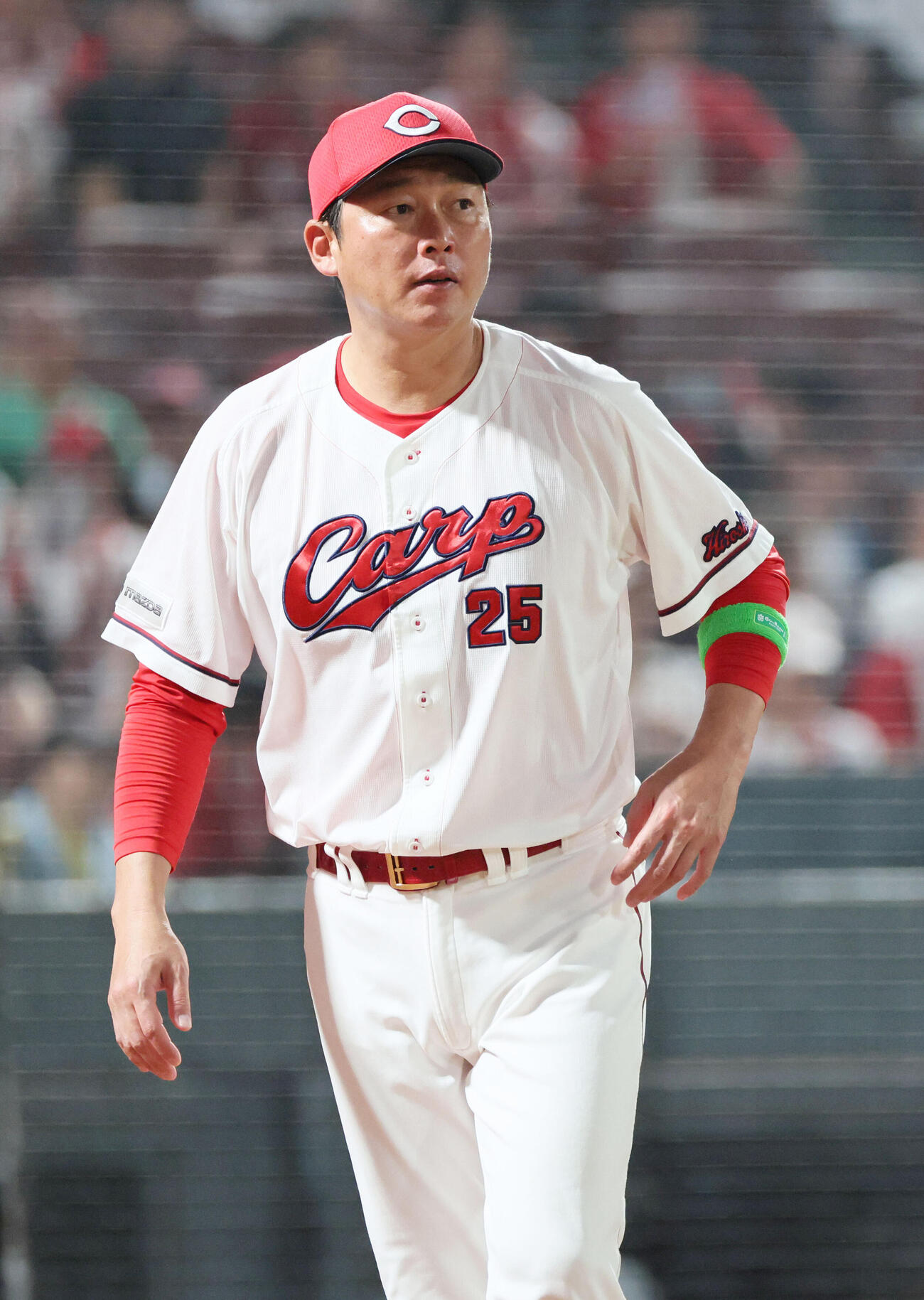 広島対中日　6回裏終了時、交代を告げる新井貴浩監督（撮影・加藤孝規）