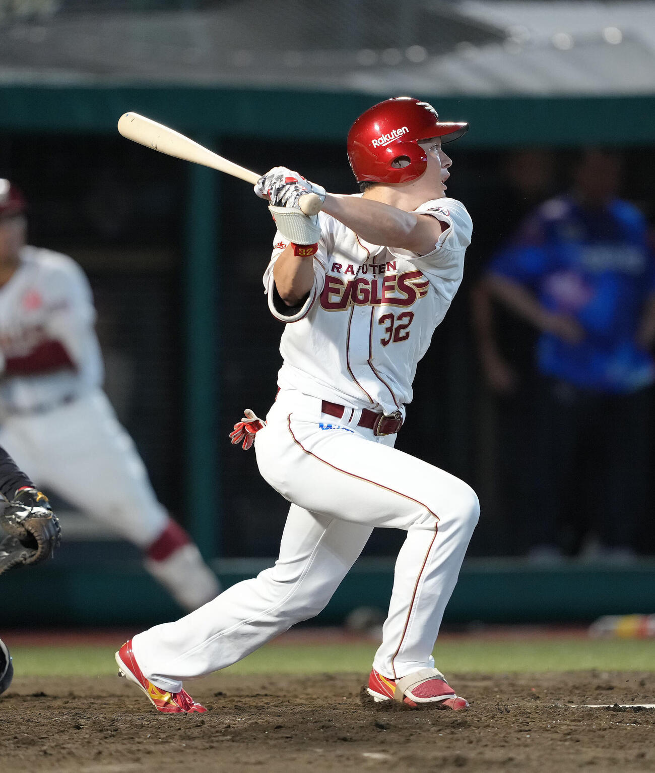楽天対ソフトバンク　9回裏楽天無死、中島大輔は左前打を放つ（撮影・足立雅史）