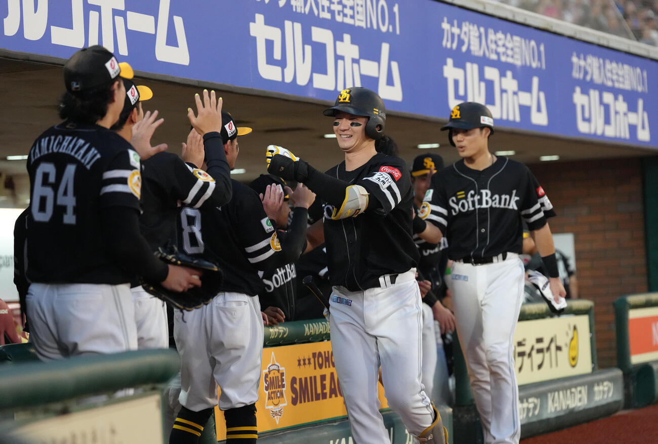 楽天対ソフトバンク　3回表ソフトバンク2死一塁、正木智也（右から2人目）は左越え2点本塁打を放ち笑顔でタッチを交わす（撮影・足立雅史）