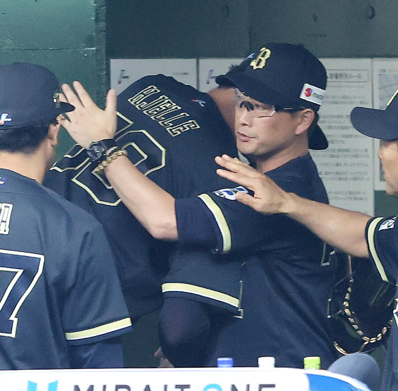 西武対オリックス　6回裏を抑えたジェリー（左）を迎える岸田護監督（撮影・河田真司）