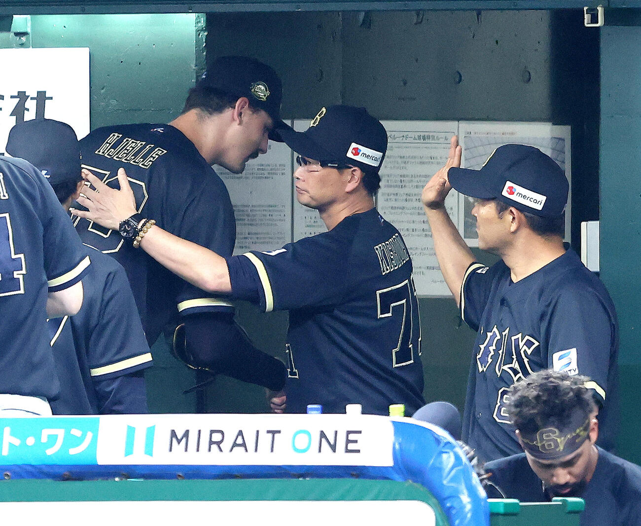 西武対オリックス　6回裏を抑えたジェリー（左）を迎える岸田護監督（撮影・河田真司）