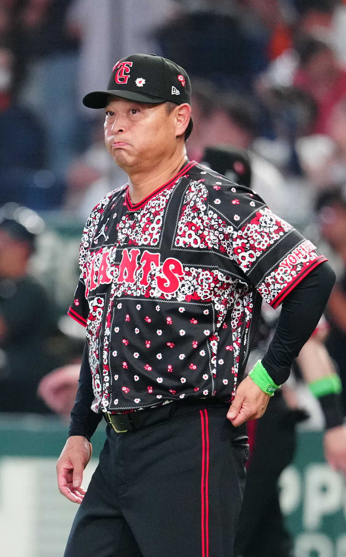 巨人対DeNA　試合後、あいさつに向かう巨人橋上秀樹監督代行（撮影・江口和貴）