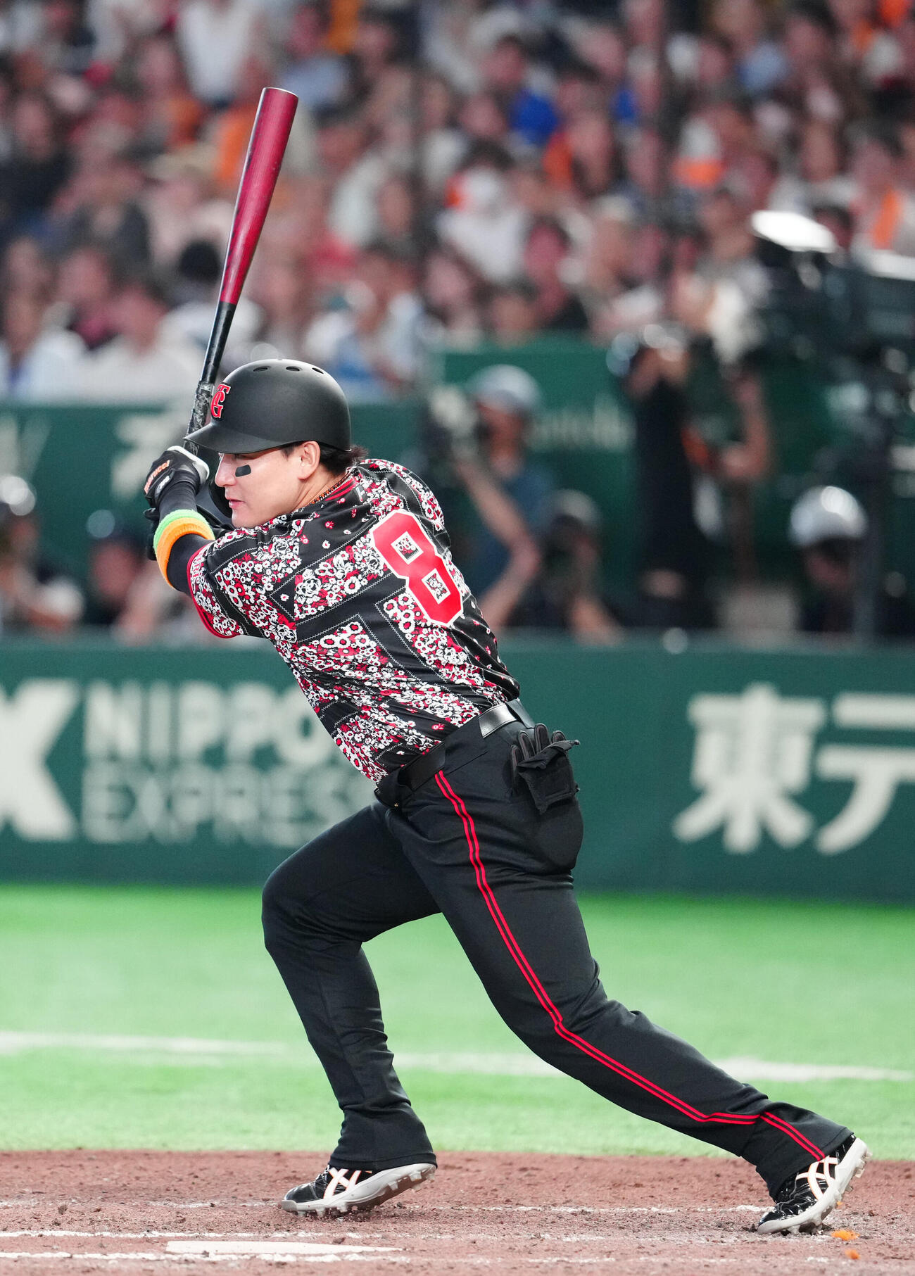 巨人対DeNA 6回裏巨人無死一、二塁、内野安打とする代打丸佳浩（撮影・江口和貴）