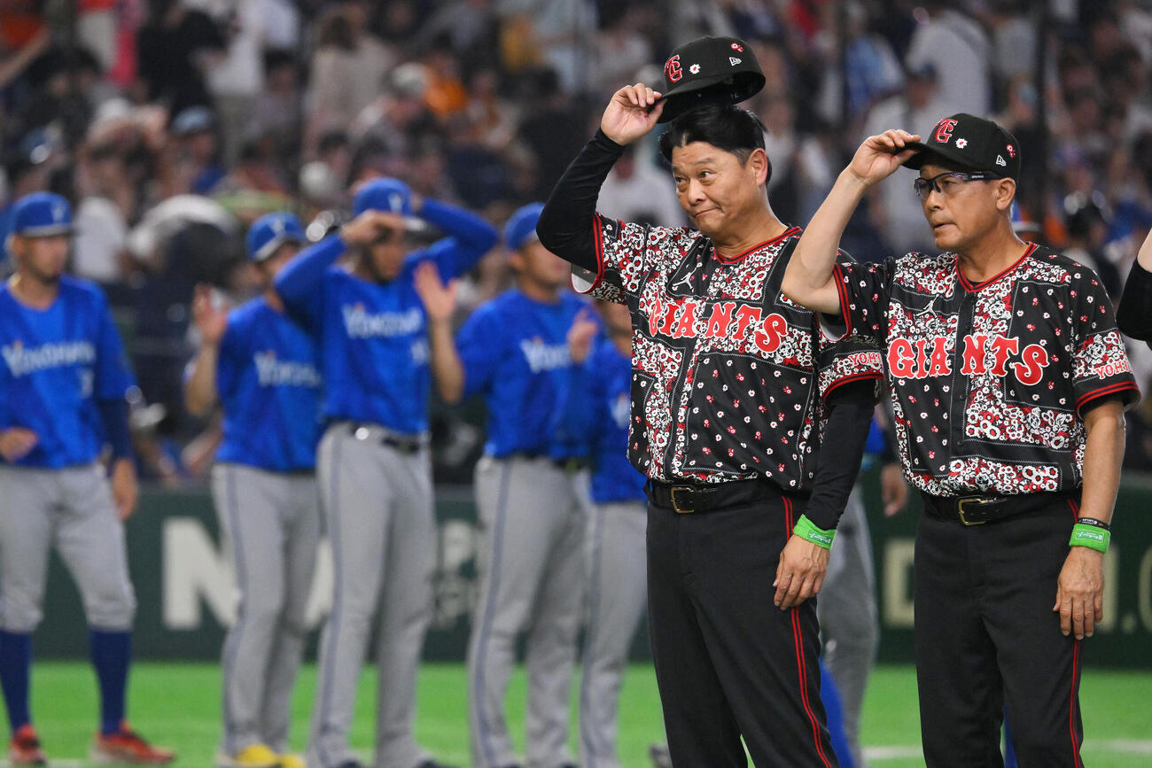 巨人対DeNA　試合に敗れあいさつする巨人橋上秀樹監督代行（手前左）（撮影・滝沢徹郎）
