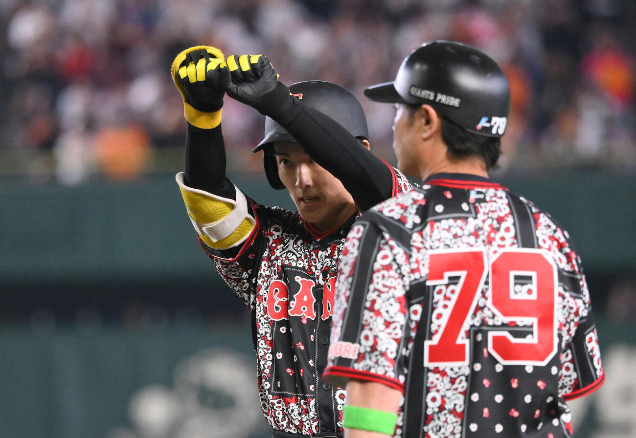 巨人対DeNA 6回裏巨人無死満塁、浦田俊輔（左）は適時打を放ちポーズを決める（撮影・滝沢徹郎）
