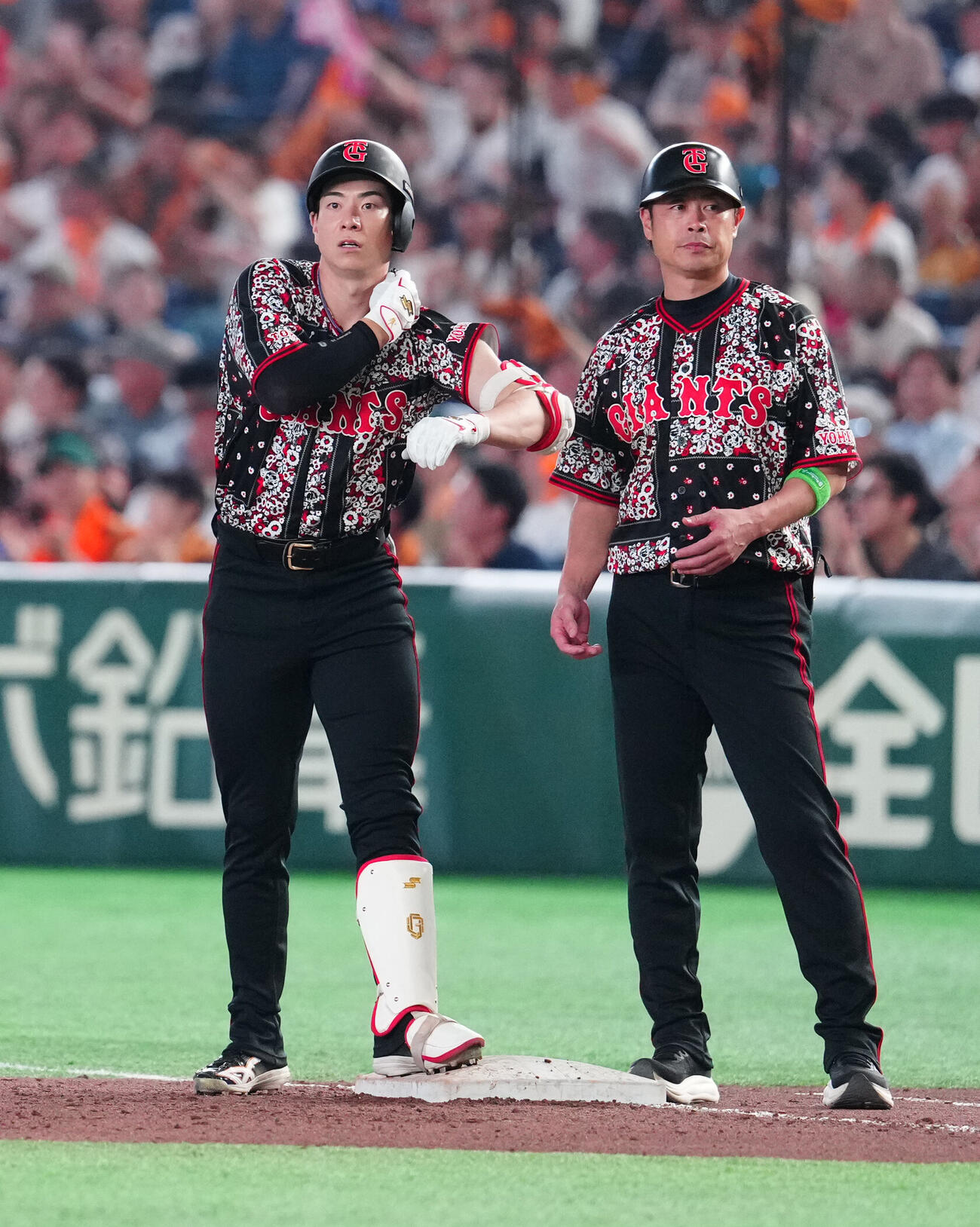 巨人対DeNA 6回裏巨人無死満塁、適時打を放った松本剛（左）（撮影・江口和貴）