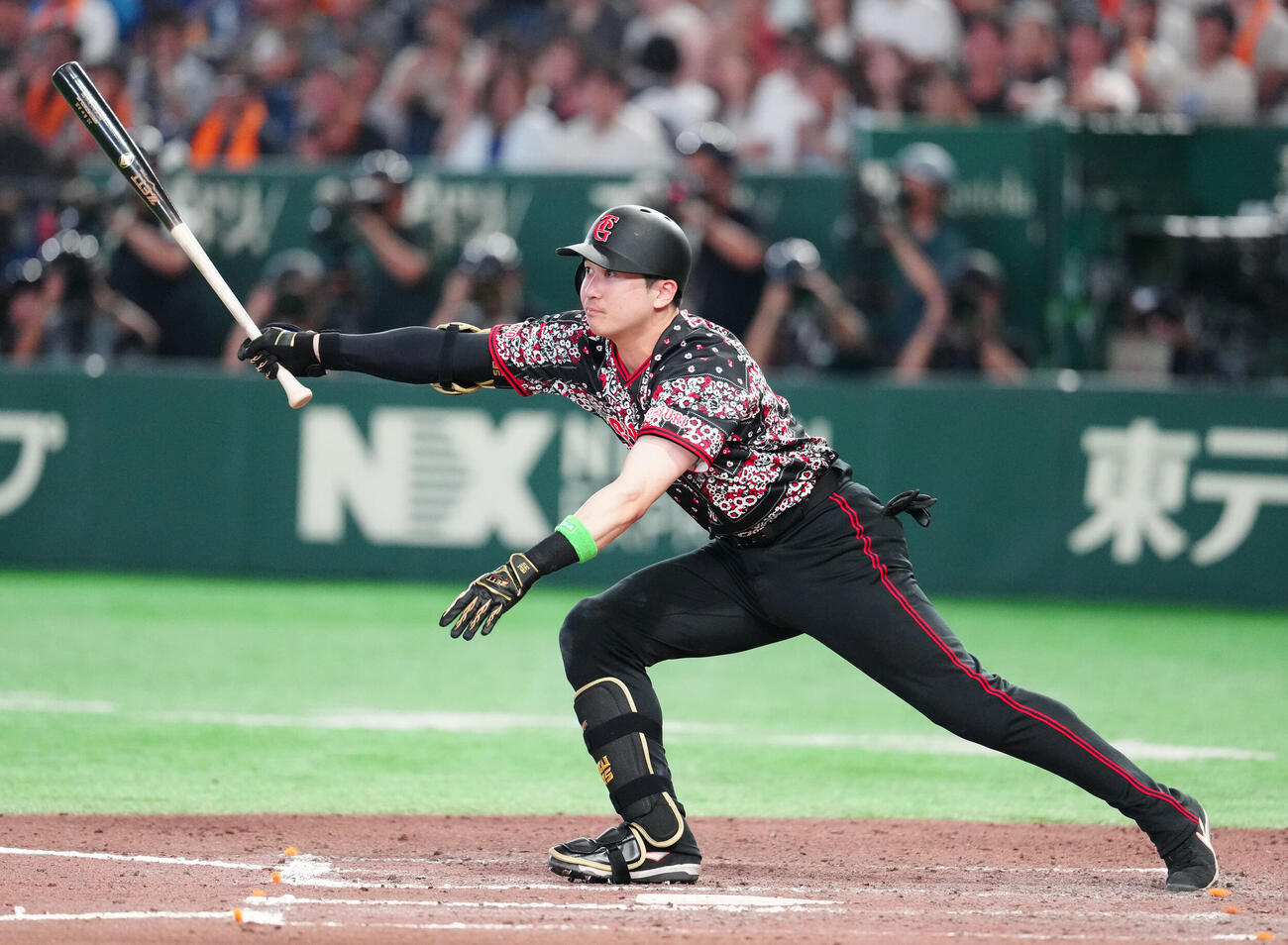 巨人対DeNA 6回裏巨人無死満塁、2点適時打を放つ泉口友汰（撮影・江口和貴）