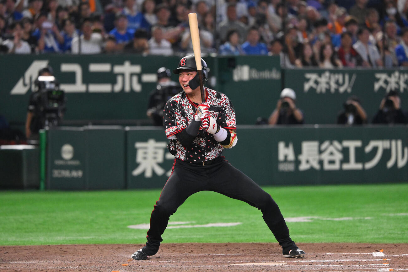 巨人対DeNA 8回裏巨人2死満塁、空振り三振に倒れ悔しがる代打坂本勇人（撮影・滝沢徹郎）