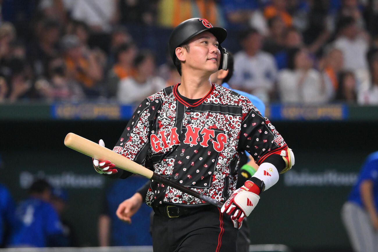 巨人対DeNA 8回裏巨人2死満塁、空振り三振に倒れ引き揚げる坂本勇人（撮影・滝沢徹郎）