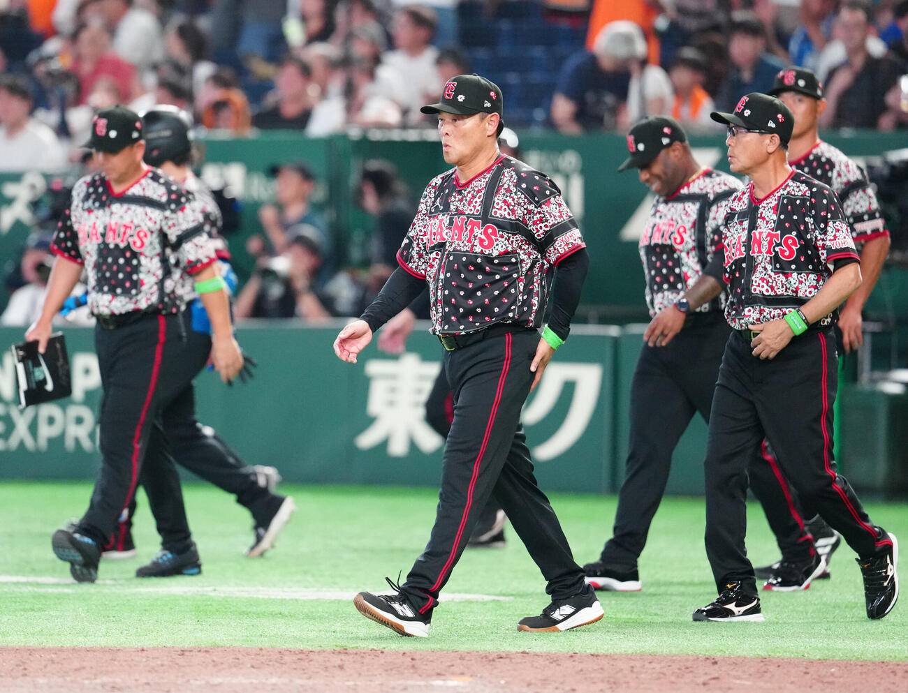 巨人対DeNA　試合後、あいさつに向かう巨人橋上秀樹監督代行（中央）（撮影・江口和貴）