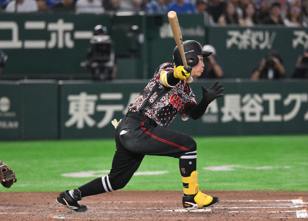 巨人対DeNA 6回裏巨人無死満塁、浦田俊輔は適時打を放つ（撮影・滝沢徹郎）