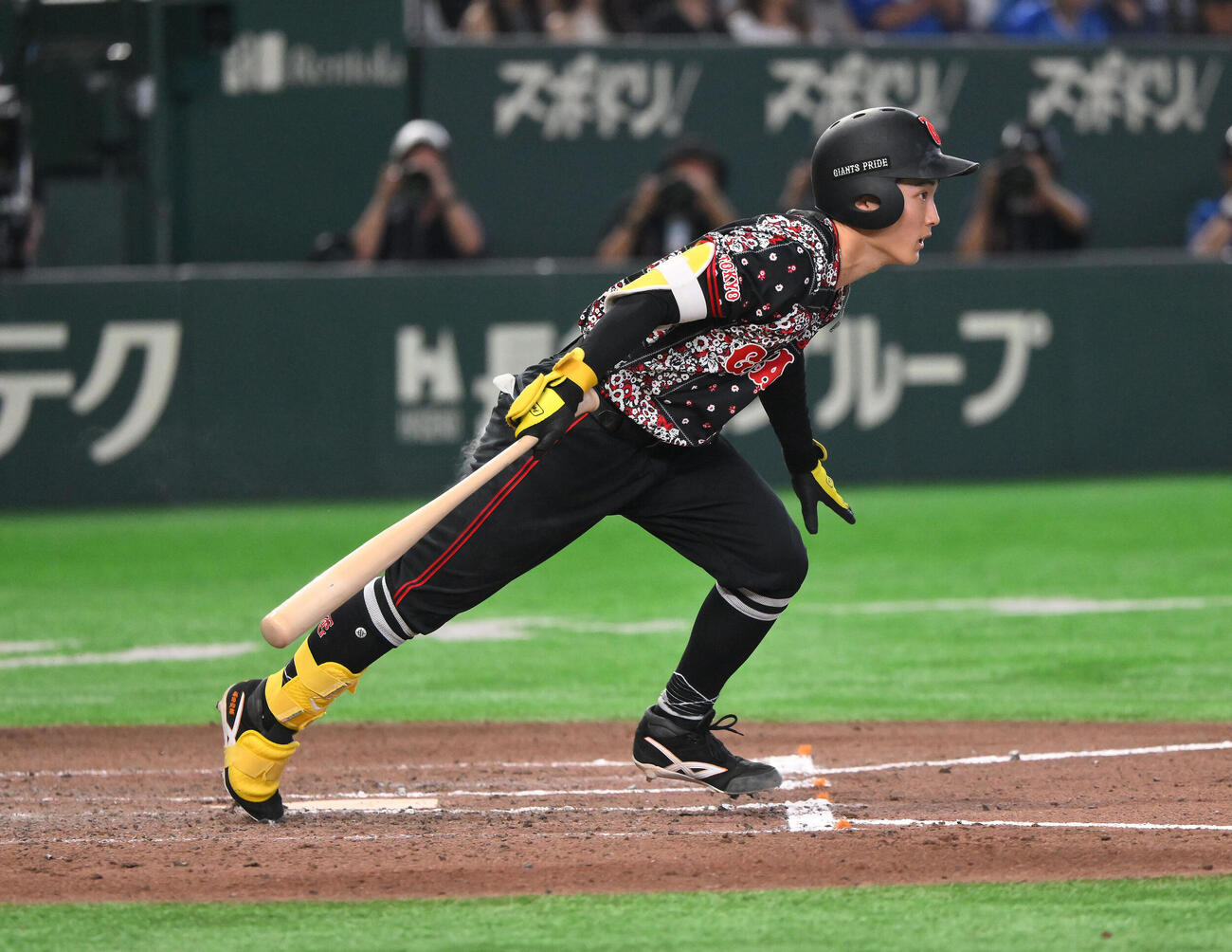 巨人対DeNA 6回裏巨人無死満塁、浦田俊輔は適時打を放つ（撮影・滝沢徹郎）