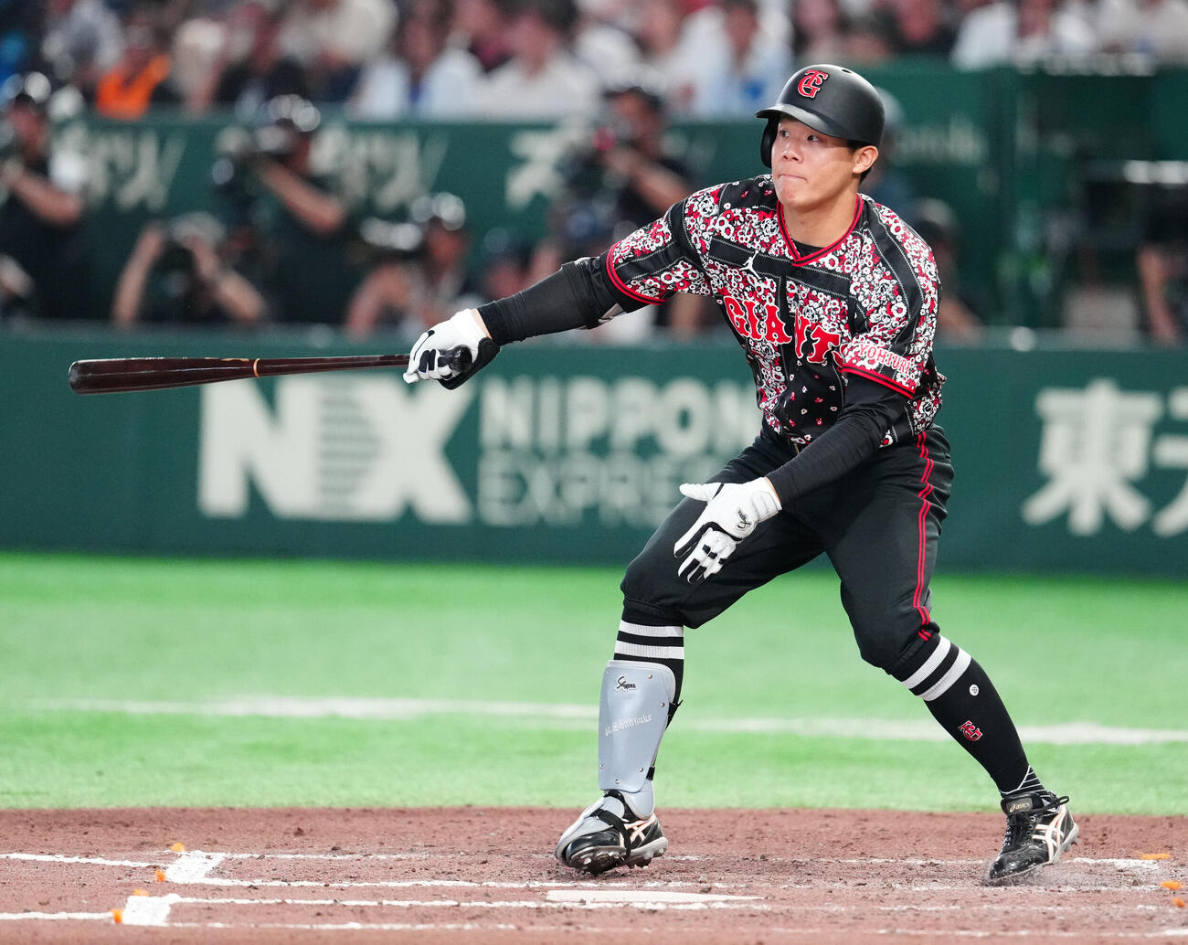 巨人対DeNA 6回裏巨人無死一塁、左前打を放つ佐々木俊輔（撮影・江口和貴）