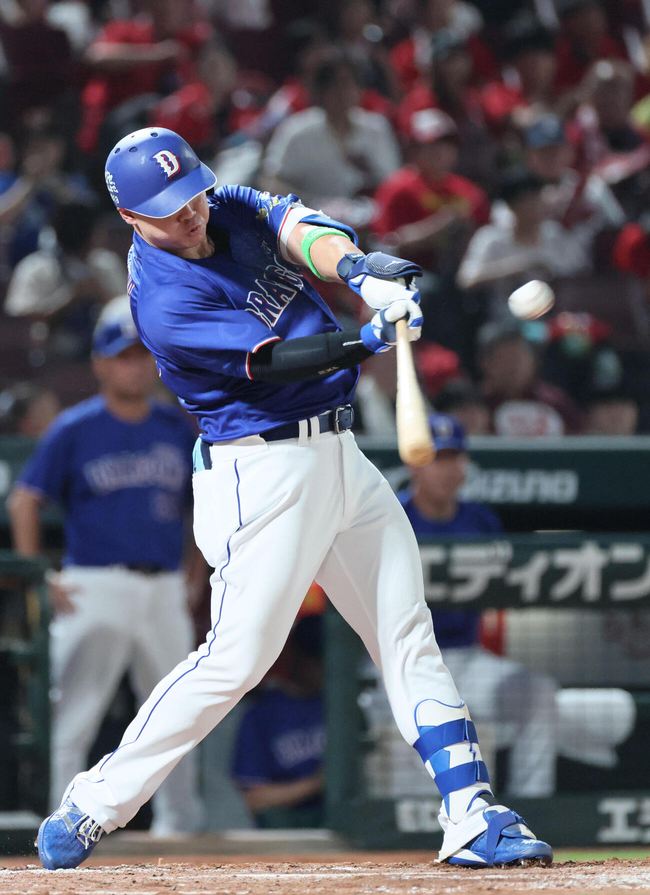 広島対中日　5回表中日2死、細川成也は右越え本塁打を放つ（撮影・加藤孝規）