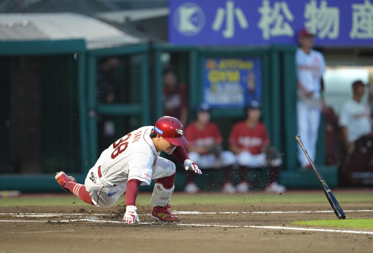 楽天対ソフトバンク　1回裏楽天無死一塁、佐藤直樹は中前打を放つもバランスを崩し転倒する（撮影・足立雅史）