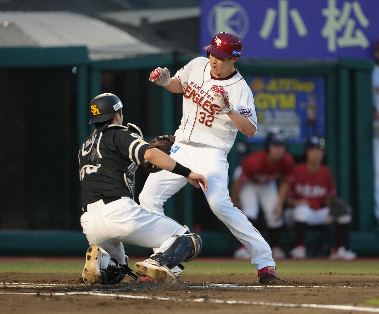 楽天対ソフトバンク　1回裏楽天無死一塁、佐藤直樹の中前打で本塁を狙うもアウトとなる中島大輔（右）。捕手渡辺陸（撮影・足立雅史）