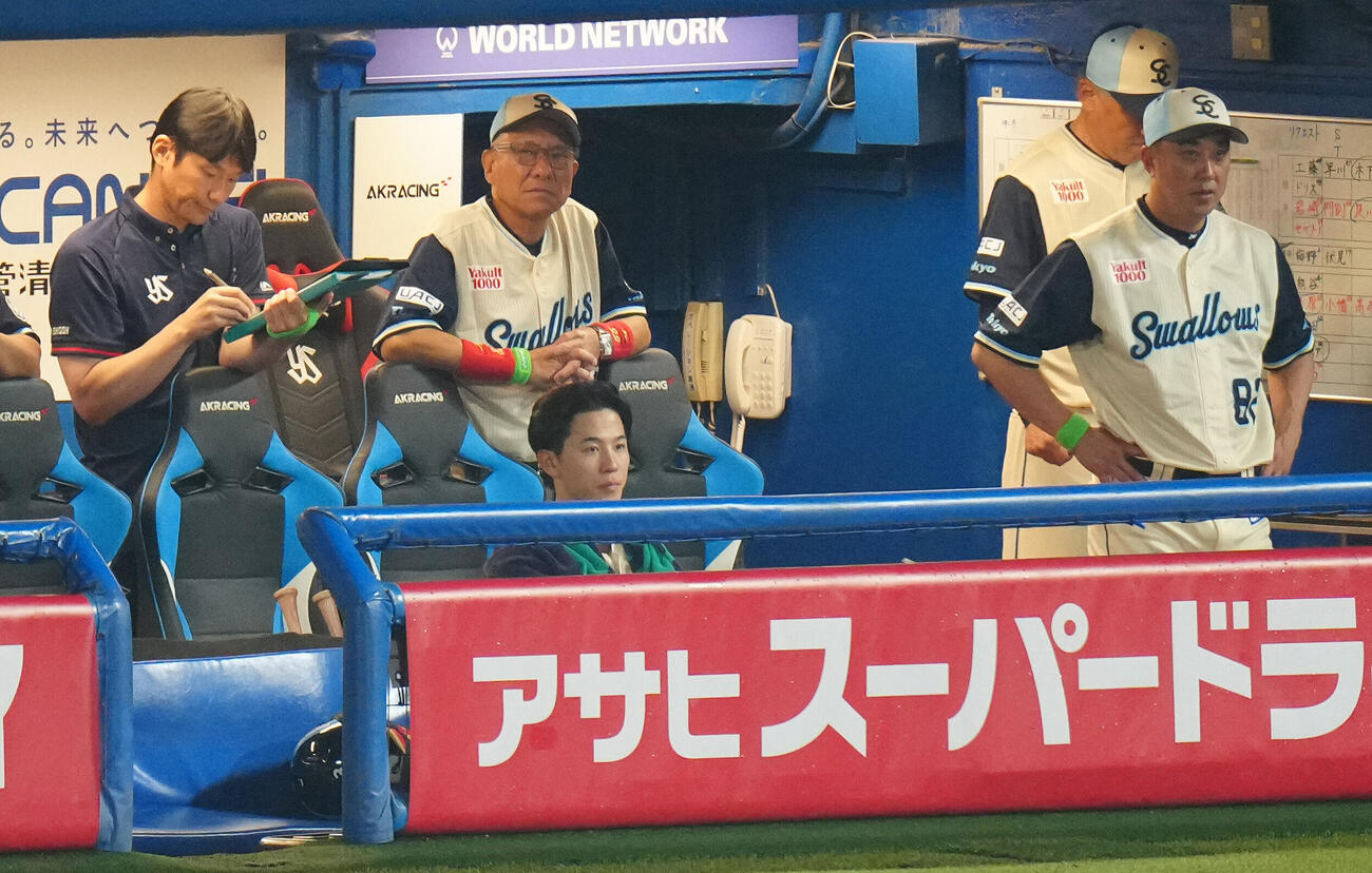 ヤクルト対阪神　ベンチで浮かない表情のヤクルト池山隆寛監督（中央上）（撮影・鈴木みどり）
