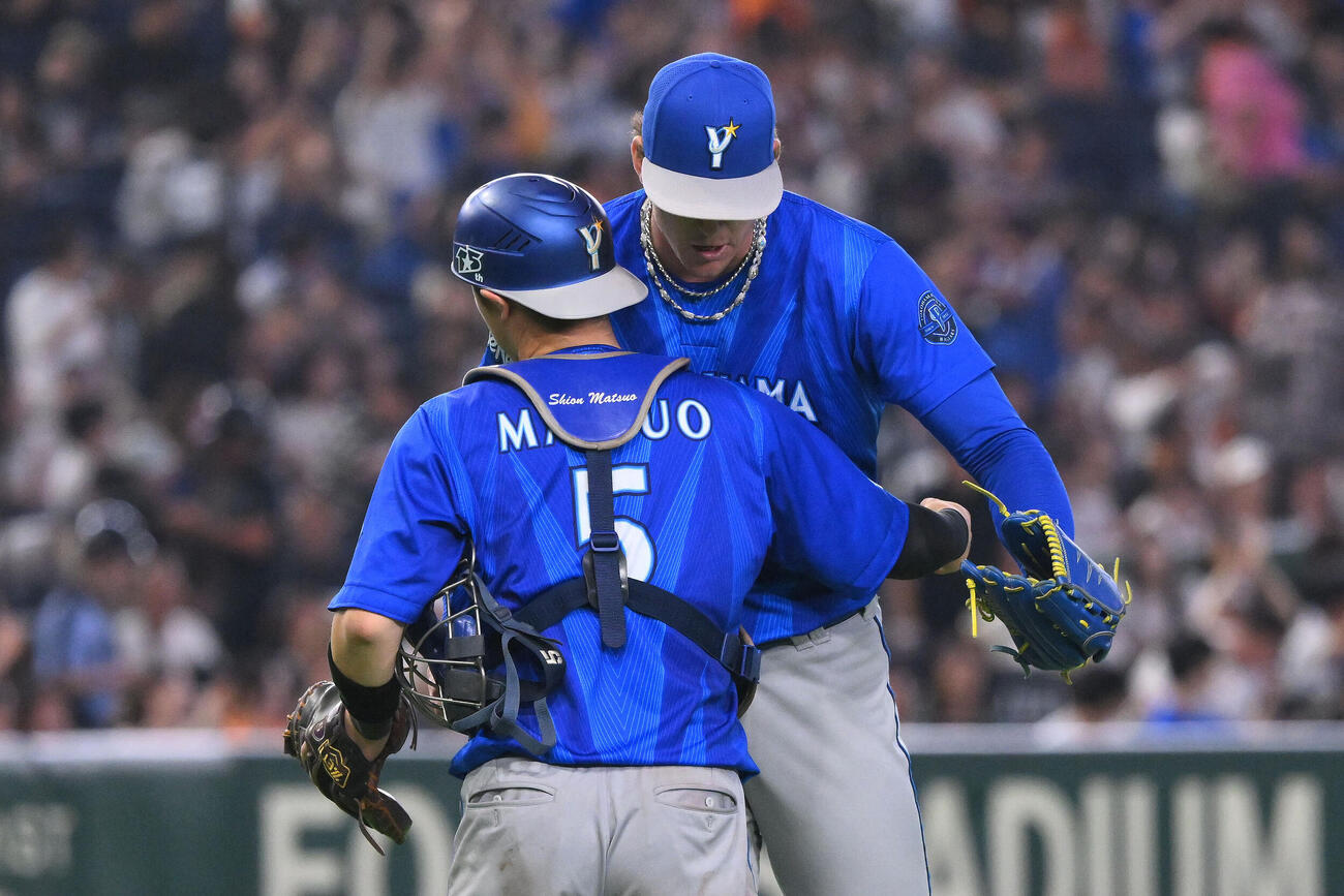 巨人対DeNA 9回裏、DeNA5番手で登板し試合を締めたショーン・レイノルズ（右）は松尾汐恩と抱き合う（撮影・滝沢徹郎）