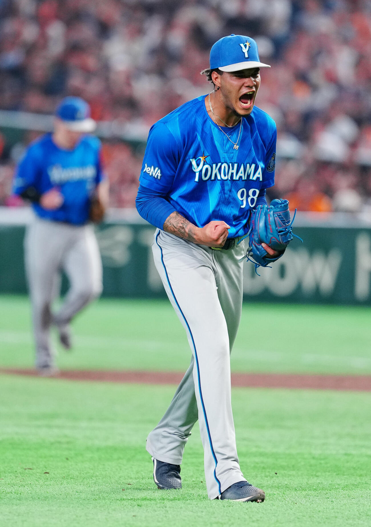 巨人対DeNA 8回裏巨人2死満塁、代打坂本勇人をから空振り三振を奪い、雄たけびを上げるハンセル・マルセリーノ（撮影・江口和貴）