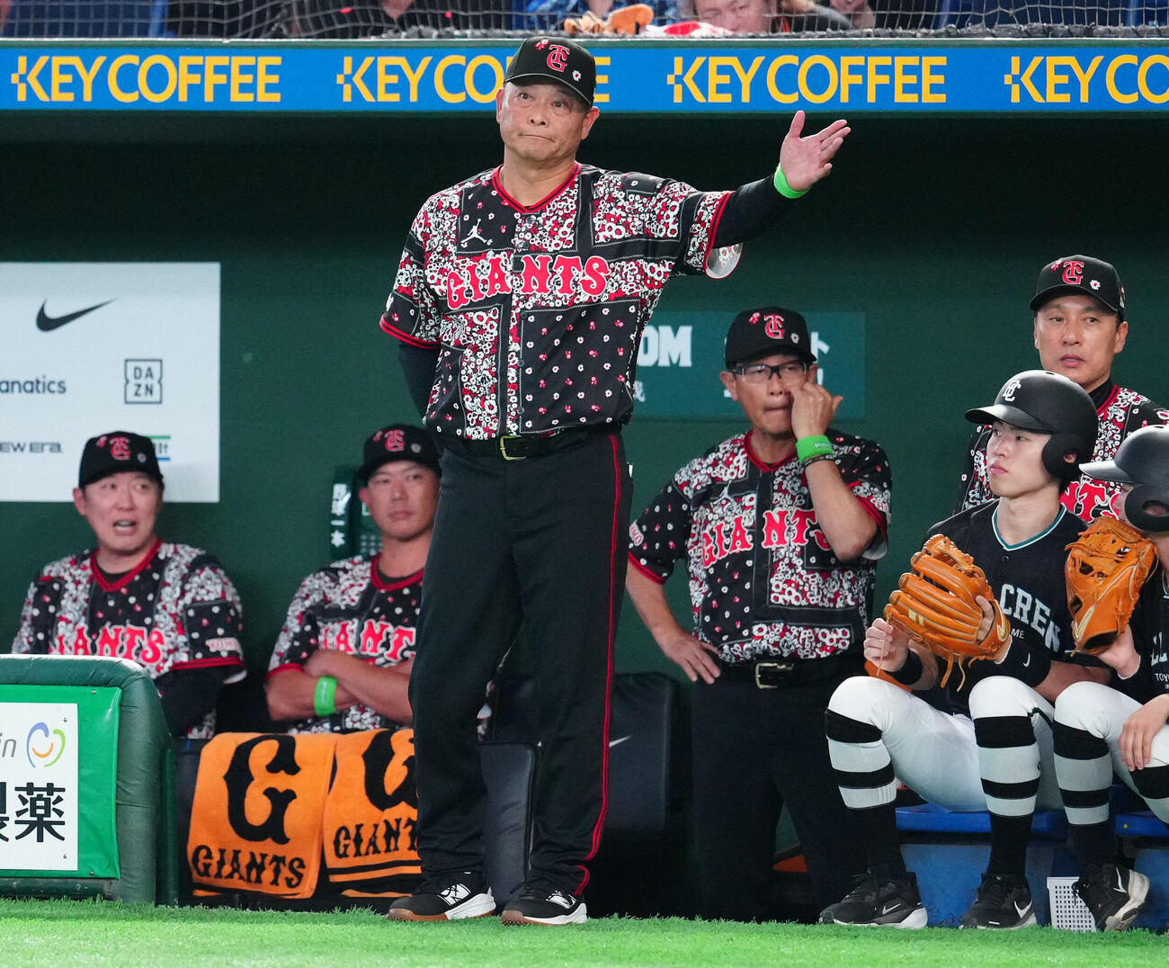 巨人対DeNA 8回裏、代打坂本勇人を伝える巨人橋上秀樹監督代行（撮影・江口和貴）