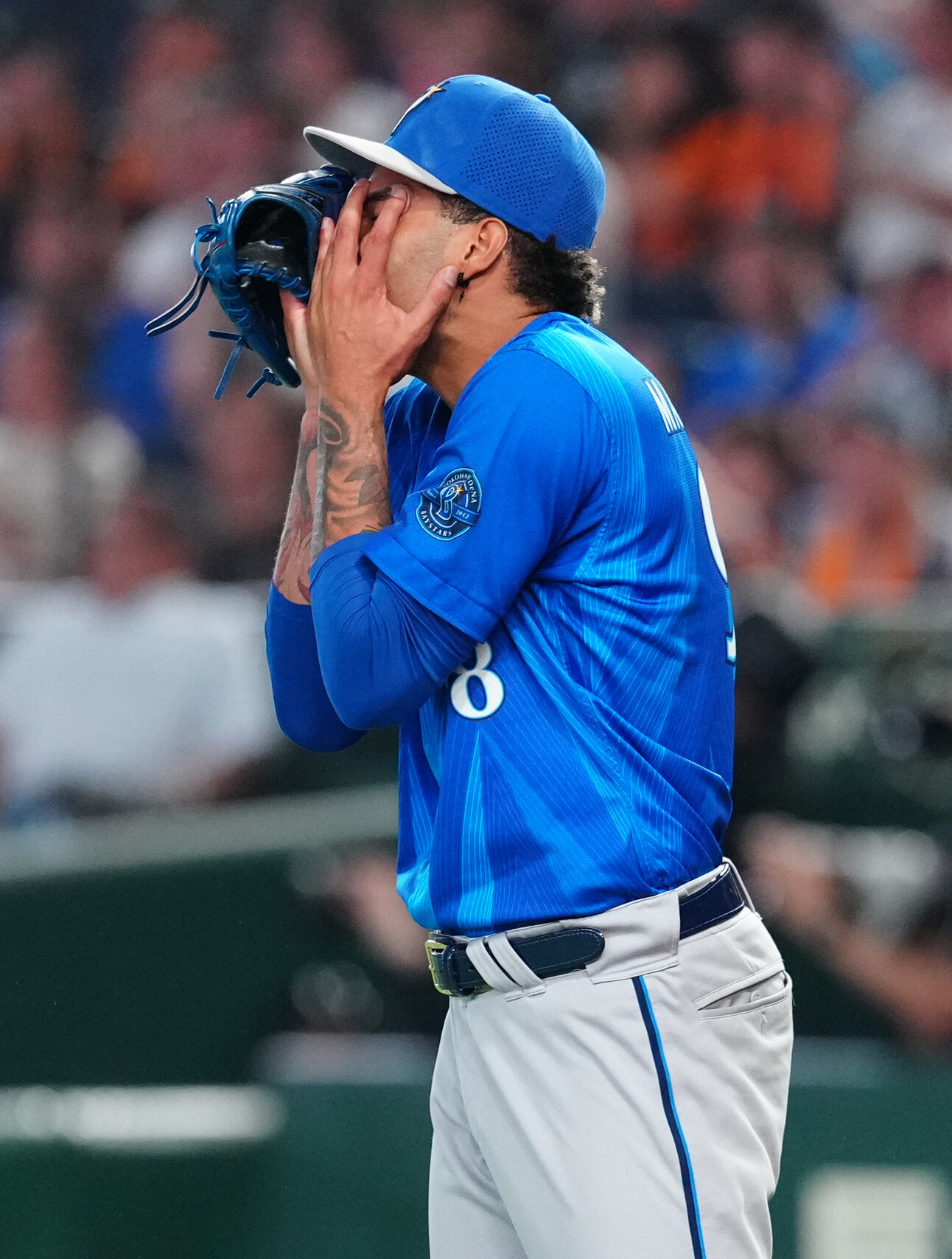 巨人対DeNA 8回裏巨人無死二塁、送りバントで山瀬慎之助が打ち上げた打球を落球し、顔を手で覆うハンセル・マルセリーノ（撮影・江口和貴）