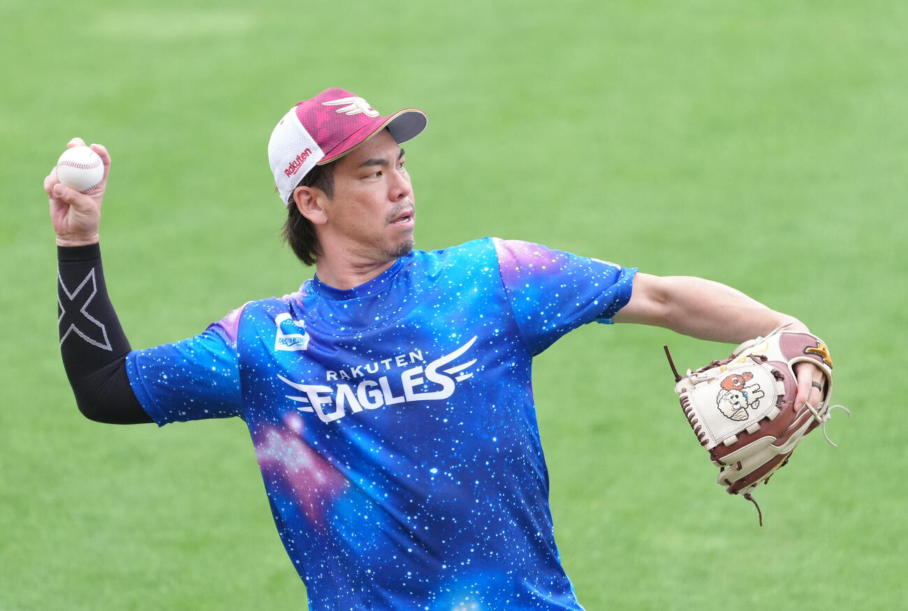 楽天対ソフトバンク　キャッチボールで調整する楽天前田健太（撮影・足立雅史）