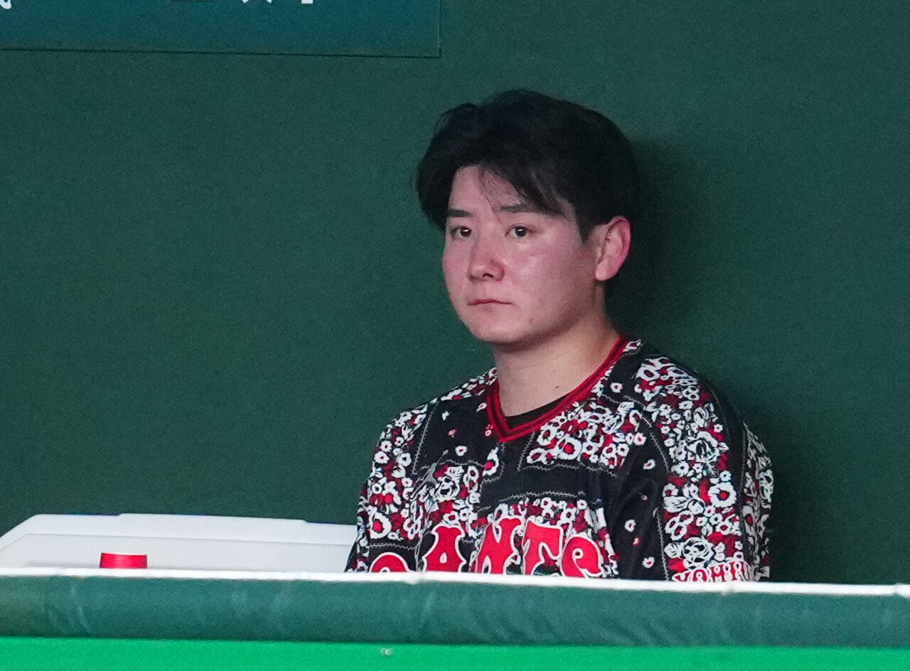 巨人対DeNA 3回表終了後、ベンチに引き揚げた巨人先発の竹丸和幸（撮影・江口和貴）