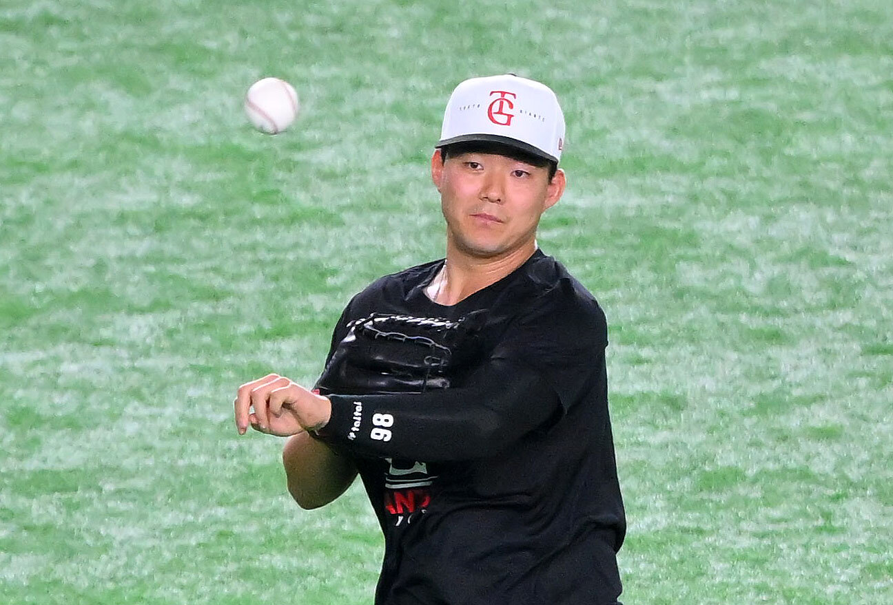 巨人対DeNA　試合前練習で調整する巨人小笠原慎之介（撮影・滝沢徹郎）