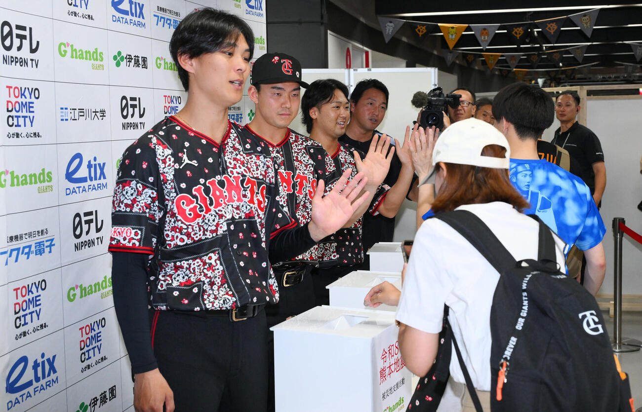 令和8年熊本地震復興支援募金活動を行った巨人の、左から泉圭輔、小笠原慎之介、船迫大雅、長野久義編成本部参与（撮影・滝沢徹郎）