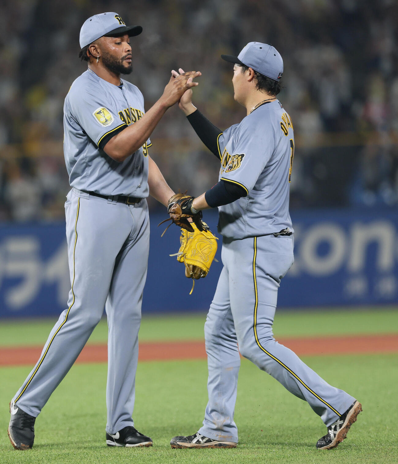 ヤクルト対阪神　ヤクルトに連勝しハイタッチするラファエル・ドリス（左）と大山悠輔（撮影・水谷安孝）