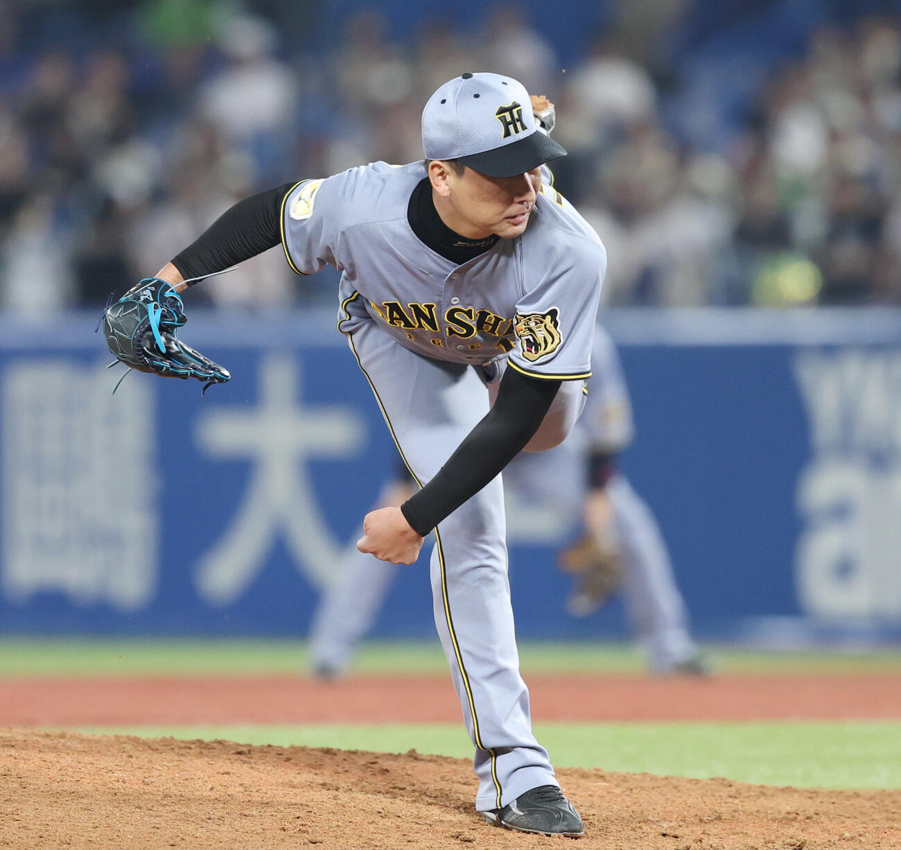 ヤクルト対阪神　阪神5番手で登板し力投する岩崎優（撮影・増田悦実）