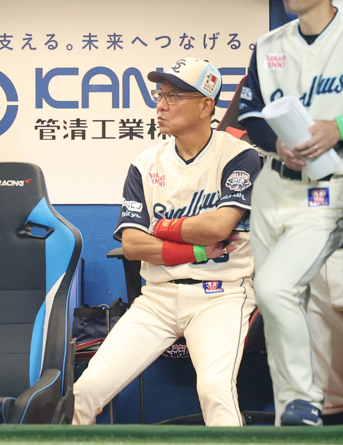ヤクルト対阪神　戦況を見守るヤクルト池山隆寛監督（撮影・増田悦実）